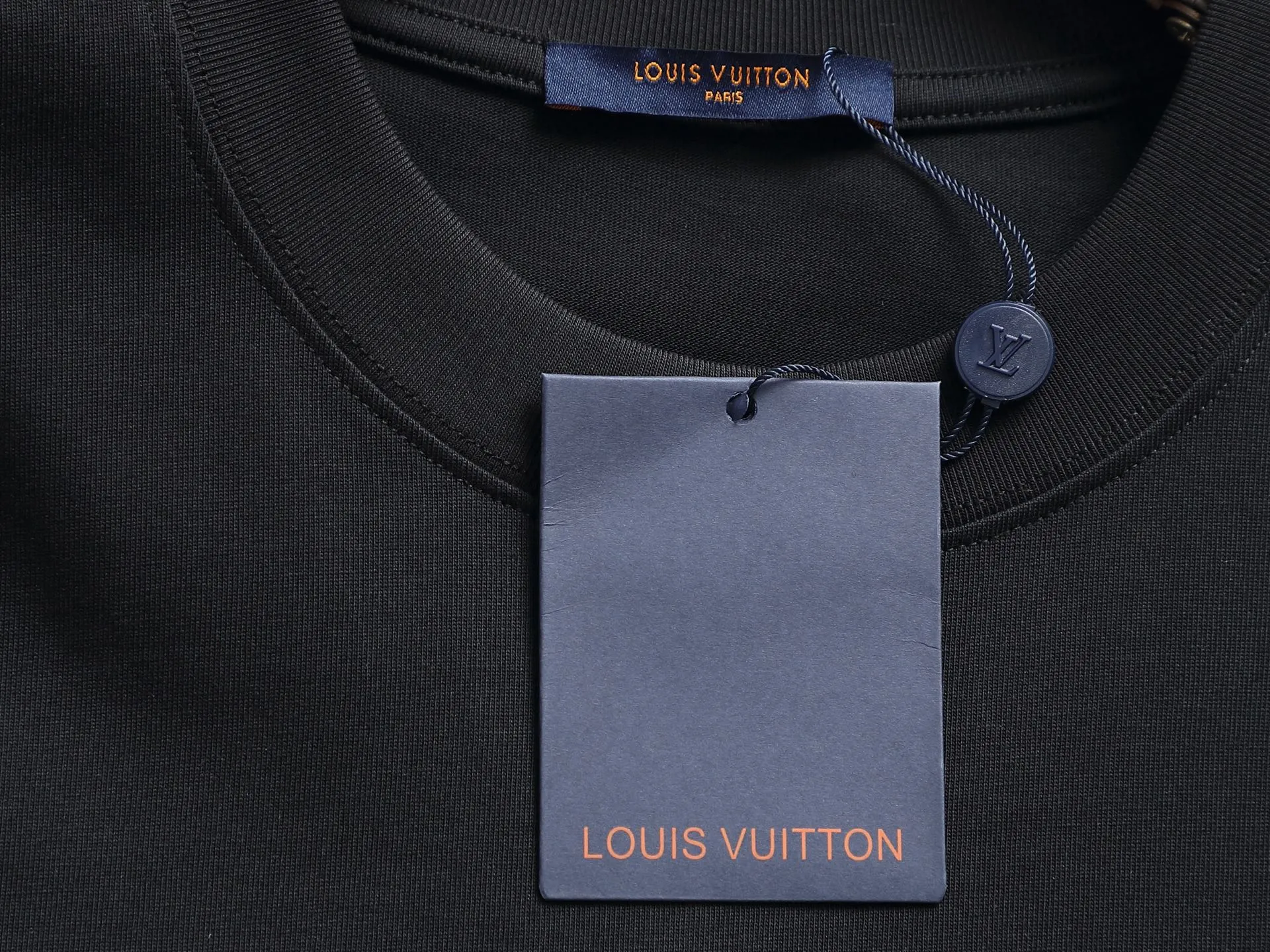 🅿️220 Louis Vuitton/Louis Vuitton High-end craftsmanship 10000 needle embroidery The large sailing ship logo is exquisitely upgraded, inspired by the retro embroidery of the 1980s. The original fabric is the same as the official short-sleeved T-shirt. The fabric is dyed in the same vat. It feels very comfortable. The latest brick cabinet synchronization for spring and summer. Fashionable and personalized. Super versatile and good-looking. It is very suitable for both men and women. A must-have for everyone. Hang tag. Collar label. Washed wheat. Complete with three labels. Color: black, white, blue. Size: S M L XL |